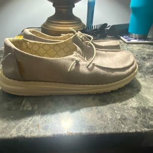 Size 3y light grey hey dudes